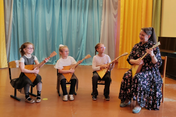 Учащиеся Школы-интерната для слепых и слабовидящих детей вновь получили музыкальные инструменты для занятий 